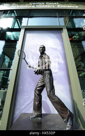 FRED PERRY STATUE WIMBLEDON LAWN TENNIS CLUB WIMBLEDON LAWN TENNIS CLUB THE ALL ENGLAND TENNIS CLUB WIMBLEDON LONDON ENGLAND Stock Photo