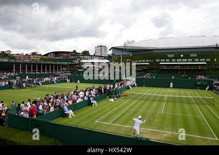 CENTRE COURT OUTSIDE COURTS THE WIMBLEDON THE WIMBLEDON CHAMPIONSHIPS THE ALL ENGLAND TENNIS CLUB WIMBLEDON LONDON ENGLAND 27 Stock Photo