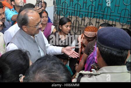 Allahabad, India. 25th Mar, 2017. Uttar Pradesh Cabinet minister for health and BJP National Secretary Siddharth Nath Singh talk with patient's family members during a surprise visit at District Women hospital in Allahabad. Credit: Prabhat Kumar Verma/Pacific Press/Alamy Live News Stock Photo