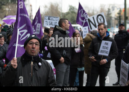 Madrid, Spain. 25th Mar, 2017. Hundreds of people protesting. Hundreds of people march in the center of Madrid for the rights of citizens. Credit: Jorge Gonzalez/Pacific Press/Alamy Live News Stock Photo