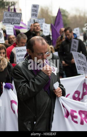 Madrid, Spain. 25th Mar, 2017. A moment of the protest. Hundreds of people march in the center of Madrid for the rights of citizens. Credit: Jorge Gonzalez/Pacific Press/Alamy Live News Stock Photo