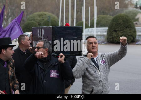 Madrid, Spain. 25th Mar, 2017. The head of the march. Hundreds of people march in the center of Madrid for the rights of citizens. Credit: Jorge Gonzalez/Pacific Press/Alamy Live News Stock Photo