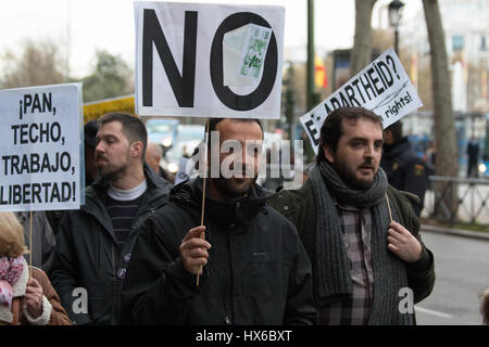 Madrid, Spain. 25th Mar, 2017. Diferents pancarts. Hundreds of people march in the center of Madrid for the rights of citizens. Credit: Jorge Gonzalez/Pacific Press/Alamy Live News Stock Photo