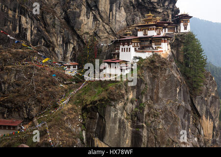 The Tiger's Nest Monastery, or Taktsang Goemba, is a Himalayan Bhuddist monastery perched on sheer cliffs 900 meters above the floor of the Paro Valle Stock Photo