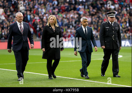 FA Chairman Greg Clarke (left), Secretary of State for Culture, Media and Sport Karen Bradley (second left), The Mayor of London Sadiq Khan (second right) and Acting Metropolitan Police Commissioner Craig Mackey (right) lay wreaths to remember the victims of the Westminster attacks during the World Cup Qualifying match at Wembley Stadium, London. Stock Photo