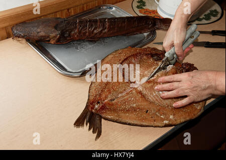 Zubereitung geräucherter Fisch,Litauen. Stock Photo