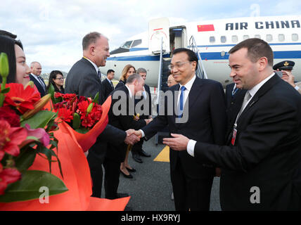 Wellington. 26th Mar, 2017. Chinese Premier Li Keqiang arrives with his wife Cheng Hong in Wellington, New Zealand, March 26, 2017, for an official visit to New Zealand at the invitation of his New Zealand's counterpart Bill English. Credit: Pang Xinglei/Xinhua/Alamy Live News Stock Photo