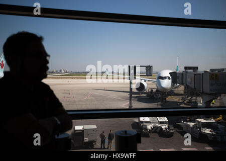Tel Aviv, Israel. 26th Mar, 2017. A traveler looks at a Cathay Pacific Airbus A350-900 passenger jet at Ben Gurion International Airport, Israel, on March 26, 2017. Cathay Pacific launched Sunday a new flight route linking Hong Kong and Tel Aviv. The airline will run 4 flights weekly on this route with one additional flight every week during peak season. Credit: Guo Yu/Xinhua/Alamy Live News Stock Photo
