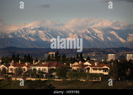 Irvine, California, USA. 24th Dec, 2016. A view of the snow covered San Gabriel Mountains from Irvine, with homes in the foreground. Historic levels of snow in the mountains of Southern California are helping making gains on the significant drought in the region. Credit: Ruaridh Stewart/ZUMA Wire/Alamy Live News Stock Photo