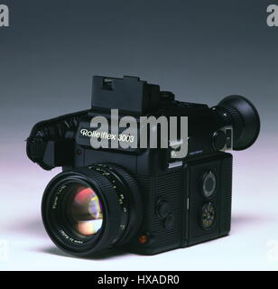 AJAXNETPHOTO. 2004. ENGLAND. - FILM CAMERA - ROLLEIFLEX 35MM ANALOG FILM INTERCHANGEABLE LENS SINGLE LENS REFLEX CAMERA FITTED WITH PLANAR 50MM F/1.4 LENS AND INTERCHANGEABLE FILM BACK. PHOTO:ROLLEI HAND-OUT PRESS PHOTO/AJAX REF:3003 1 Stock Photo