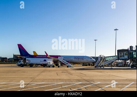 Wizz Air Airbus A321 registration HA-LXE boards passengers at Birmingham Airport (BHX), United Kingdom. Stock Photo