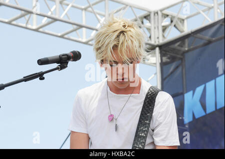 ross-lynch-and-r5-perform-