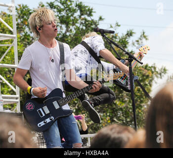 ross-lynch-and-r5-perform-