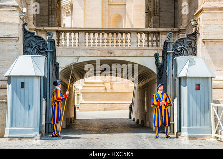 Sentry guards of the Swiss Guards at the Vatican Basilica, St. Peter's Square, Vatican city, Vatican, Rome, Lazio, Italy Stock Photo