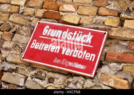 Sign on an old and ailing house wall, Sign on in old and dilapidated house flow |, Hinweisschild an einer alten und maroden Hauswand |Sign on an old a Stock Photo