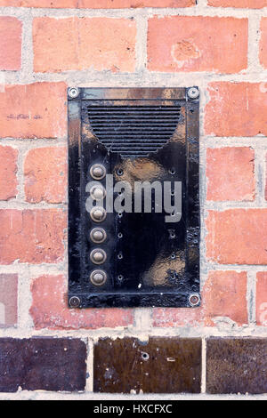 An intercom with bell buttons flow on a house wall, in intercom system with doorbell badges on a |, Eine Gegensprechanlage mit Klingelknöpfen an einer Stock Photo
