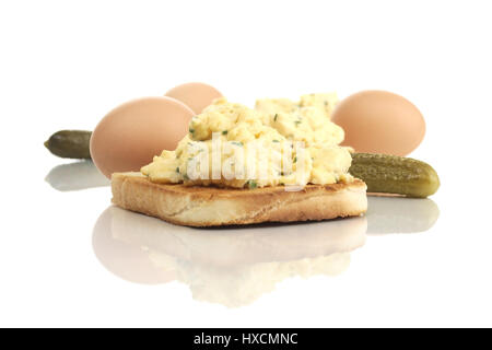 Toast bread with scrambled eggs and cucumber, toast with scrambled eggs and cucumber |, Toastbrot mit Rühreier und Gurke |Toast with scrambled eggs an Stock Photo