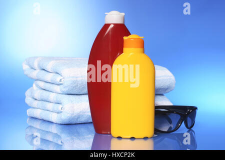 Bath sheets with solar milk and sunglasses, Badelaken mit Sonnenmilch und Sonnenbrille Stock Photo