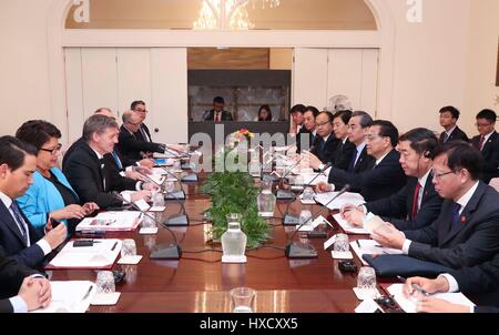 Wellington, New Zealand. 27th Mar, 2017. Chinese Premier Li Keqiang (3rd R) and his New Zealand's counterpart Bill English (3rd L) hold talks in Wellington, New Zealand, March 27, 2017. Credit: Pang Xinglei/Xinhua/Alamy Live News Stock Photo