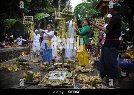 Jakarta, Indonesia. 27th Mar, 2017. Indonesian Hindus offer prayers during a religious ceremony one day before Nyepi day, the day of silence, at a temple in Jakarta, Indonesia, March 27, 2017. Nyepi Day marks the new year day of Hindu Bali on which lighting fires, working, travelling, and entertaining are restricted. Credit: Zulkarnain/Xinhua/Alamy Live News Stock Photo