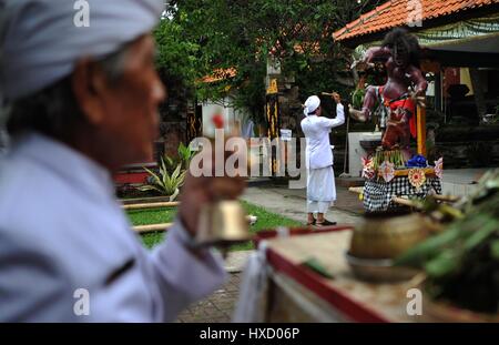 Jakarta, Indonesia. 27th Mar, 2017. Indonesian Hindus offer prayers during a religious ceremony one day before Nyepi day, the day of silence, at a temple in Jakarta, Indonesia, March 27, 2017. Nyepi Day marks the new year day of Hindu Bali on which lighting fires, working, travelling, and entertaining are restricted. Credit: Zulkarnain/Xinhua/Alamy Live News Stock Photo