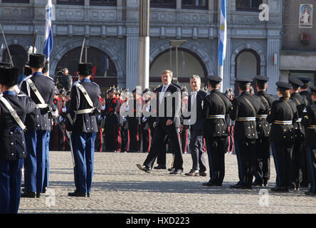 Amsterdam, The Netherlands. 27th Mar, 2017. Argentina's President Mauricio Macri (R) , and Dutch King Willem Alexander (C) inspect the honor guard during Macri's arrival at the Royal Palace in Amsterdam, Netherlands. Credit: VWPics/Alamy Live News Stock Photo