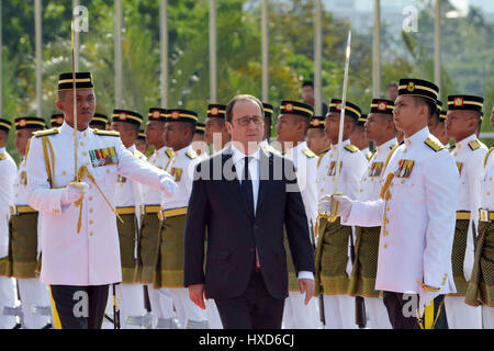Kuala Lumpur, Malaysia. 28th Mar, 2017. Visiting French President Francois Hollande (C) reviews the guard of honour in Kuala Lumpur, Malaysia, on March 28, 2017. Credit: Chong Voon Chung/Xinhua/Alamy Live News Stock Photo