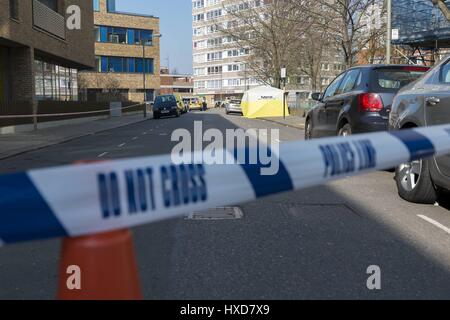 London, UK. 28th Mar, 2017. Police investigates a serious incident in Surrey Lane, Battersea, just one street away from Thomas's Battersea School where Prince George will attend in September 2017. London, UK. 28/03/2017 | usage worldwide Credit: dpa/Alamy Live News Stock Photo