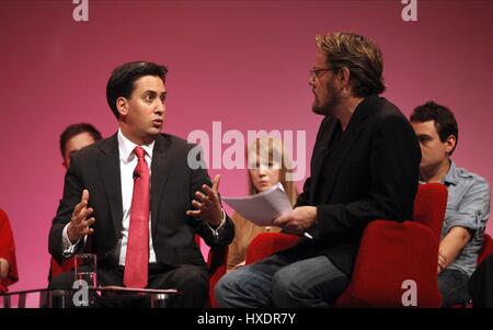 ED MILIBAND & EDDIE IZZARD LABOUR PARTY 29 September 2010 MANCHESTER CENTRAL MANCHESTER ENGLAND Stock Photo