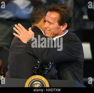 BARACK OBAMA ARNOLD SCHWARZENEGGER PRESIDENT OF U.S.A & GOVERNOR 19 March 2009 DOWNTOWN LOS ANGELES CA USA Stock Photo