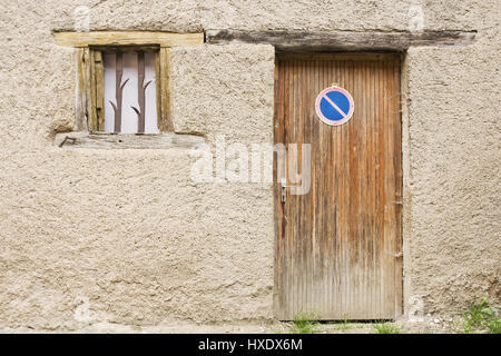 House front with old door and window, front of the house with old door and window |, Hausfront mit alter Tür und Fenster |Front of the house with old  Stock Photo