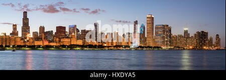 Chicago skyline across Lake Michigan Stock Photo - Alamy