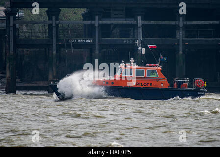 PLA Pilot Boat Cutter Patrol Pilotage Steaming Downriver River Thames Stock Photo