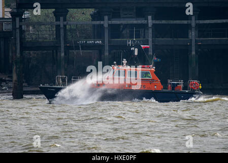 PLA Pilot Boat Cutter Patrol Pilotage Steaming Downriver River Thames Stock Photo