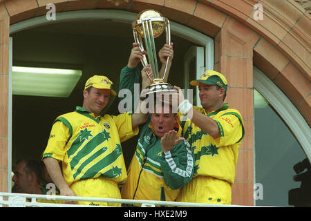 SHANE WARNE STEVE & MARK WAUGH PAKISTAN V AUSTRALIA 20 June 1999 Stock Photo