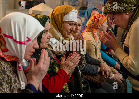 Muslim women praying in the Cathedral mosque in Moscow, Russia Stock Photo