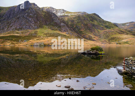 Y Garn mountain reflected in calm waters of Llyn Idwal lake in Snowdonia National Park mountains. Cwm Idwal Ogwen Valley Wales UK Britain Stock Photo