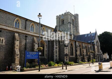 St Peters Church, High Street, Berkhamsted, Hertfordshire, stands right on the edge of the High Street.  One of the largest in the county, it is a cru Stock Photo