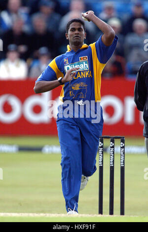 nuwan-zoysa-sri-lanka-headingley-leeds-england-02-july-2002-hxf91f.jpg