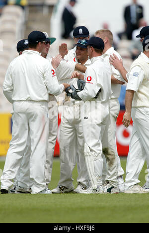 ENGLAND PLAYERS CELEBRATE ENGLAND V SRI LANKA OLD TRAFFORD MANCHESTER 15 June 2002 Stock Photo