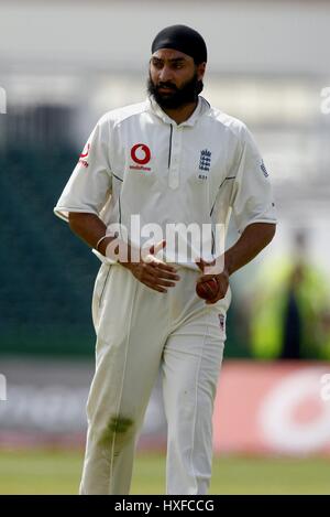 MONTY PANESAR ENGLAND & NORTHAMPTONSHIRE OLD TRAFFORD MANCHESTER ENGLAND 27 July 2006 Stock Photo