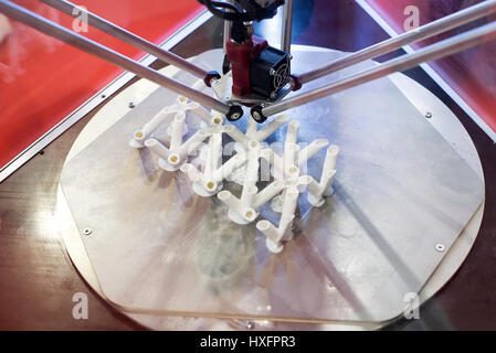 Process of creating white spatial grid structure on 3D printer, view of platform and printing head from above Stock Photo