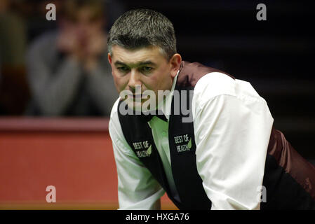 JOHN PARROTT EMBASSY WORLD CHAMPIONSHIP CRUCIBLE SHEFFIELD ENGLAND 23 April 2002 Stock Photo