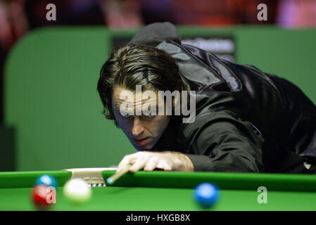 RONNIE O'SULLIVAN ENGLAND THE BARBICAN CENTRE YORK 29 November 2003 Stock Photo