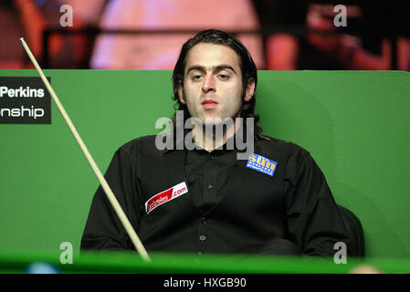 RONNIE O'SULLIVAN ENGLAND THE BARBICAN CENTRE YORK 29 November 2003 Stock Photo