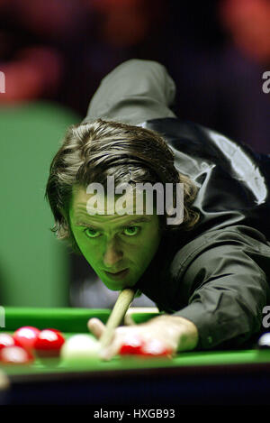 RONNIE O'SULLIVAN ENGLAND THE BARBICAN CENTRE YORK 29 November 2003 Stock Photo