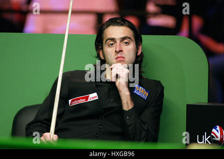 RONNIE O'SULLIVAN ENGLAND THE BARBICAN CENTRE YORK 29 November 2003 Stock Photo