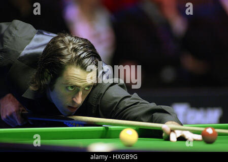 RONNIE O'SULLIVAN ENGLAND THE BARBICAN CENTRE YORK 29 November 2003 Stock Photo