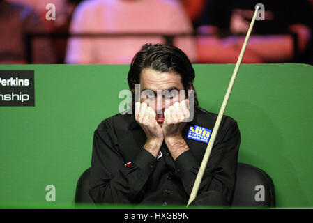 RONNIE O'SULLIVAN ENGLAND THE BARBICAN CENTRE YORK 29 November 2003 Stock Photo