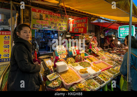 Shop selling ceremonial food for special occasions Gukje Market, aka International Market, Busan, South Korea Stock Photo